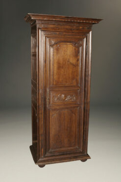 Nice Louis XIV oak bonnetiere from the Southwest of France.