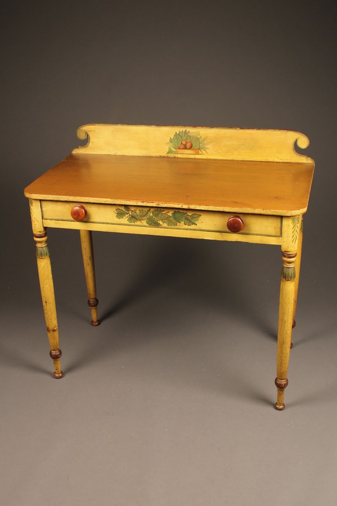 Pine table/desk with painted finish A5563A Pine table/desk with painted finish A5563A