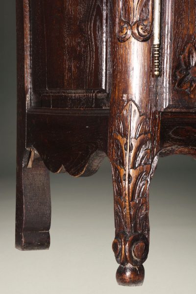 French Louis XV provincial vaisselier in nicely carved oak